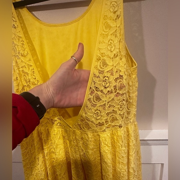 Elegant Yellow Lace Dress - Picture 4 of 7